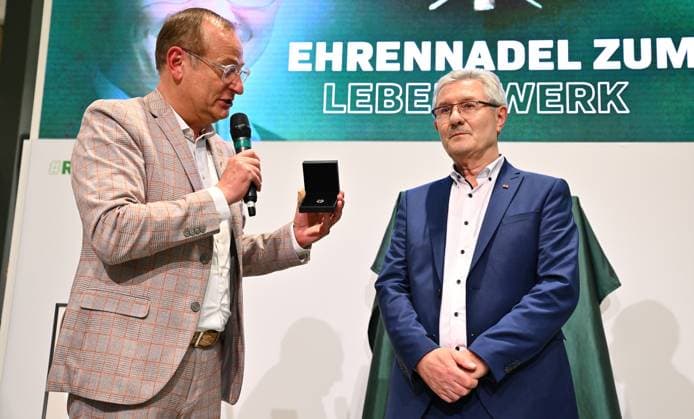 25 11 2024 SpVgg Greuther Fürth Fuerth General Meeting 2024 xwoxzix Lifetime achievement award Volker Heißmann Heissmann President SpVgg Greuther Fürth eV , Member of the Supervisory Board SpVgg Greuther Fürth Helmut Hack former President Managing Director SpVgg Greuther Fürth