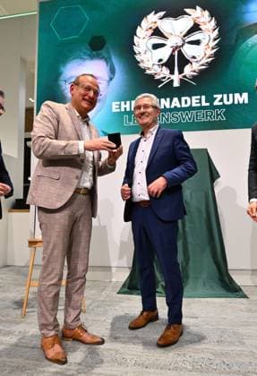 25 11 2024 SpVgg Greuther Fürth Fuerth General Meeting 2024 xwoxzix Lifetime achievement award Volker Heißmann Heissmann President SpVgg Greuther Fürth eV , Member of the Supervisory Board SpVgg Greuther Fürth Helmut Hack former President Managing Director SpVgg Greuther Fürth
