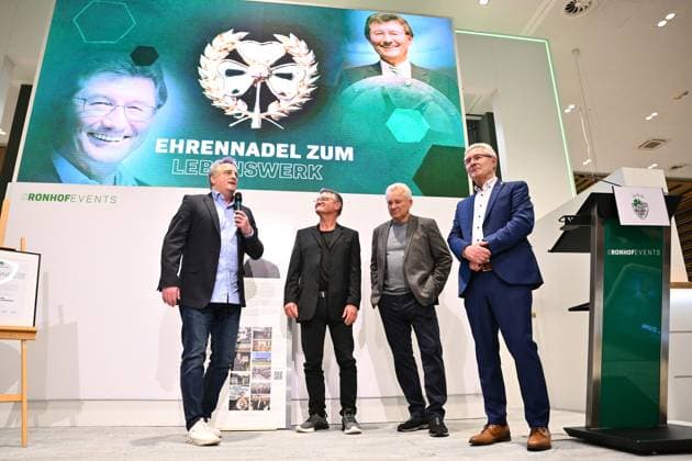 25 11 2024 SpVgg Greuther Fürth Fuerth General Meeting 2024 xwoxzix Mike Büskens speaks from left Mike Büskens Eugen Hach Benno Möhlmann Helmut Hack Former President Managing Director SpVgg Greuther Fürth