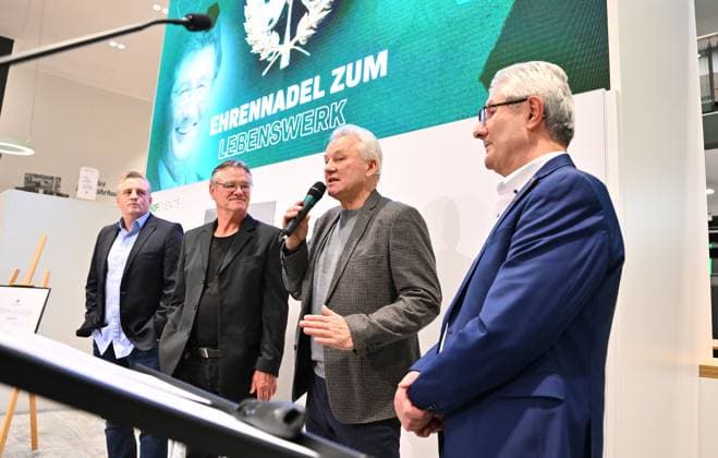 25 11 2024 SpVgg Greuther Fürth Fuerth General Meeting 2024 xwoxzix Benno Möhlmann speaks from left Mike Büskens Eugen Hach Benno Möhlmann Helmut Hack former President Managing Director SpVgg Greuther Fürth