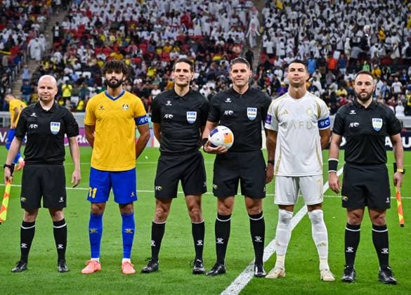 AFC CHAMPIONS LEAGUE ELITE, AL GHARAFA SC (QTR) v AL NASSR FC (KSA) Cristiano Ronaldo of Al-Nassr FC (R) and Ferjani Sassi of Al-Gharafa (L) pose for a photo with match officials prior to the AFC Champions League elite west football match between Qatar s Al Gharafa SC and Saudi Arabia s Al Nassr FC at Al-Bayt Stadium in Al Khor, Qatar, on November 25, 2024 DOHA Qatar Copyright: xNAUSHADx