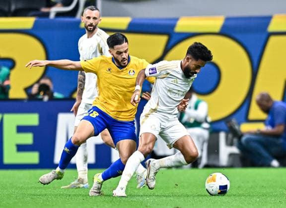 AFC CHAMPIONS LEAGUE ELITE, AL GHARAFA SC (QTR) v AL NASSR FC (KSA) Nawaf Bu Washl (R) of Al Nassr FC and Wajdi Kechrida of Al Gharafa SC in action during the AFC Champions League elite west football match between Qatar s Al Gharafa SC and Saudi Arabia s Al Nassr FC at Al-Bayt Stadium in Al Khor, Qatar, on November 25, 2024 DOHA Qatar Copyright: xNAUSHADx