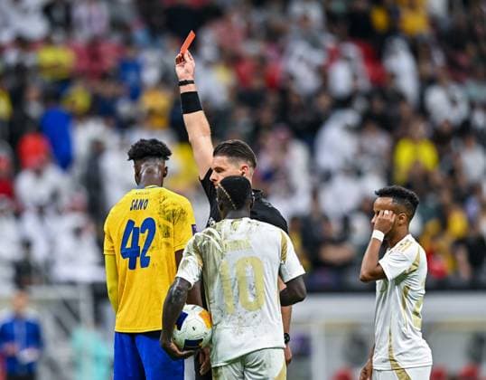 AFC CHAMPIONS LEAGUE ELITE, AL GHARAFA SC (QTR) v AL NASSR FC (KSA) Referee Shaun Evans from Australia show the red card to Seydou Sano (L) of Al Gharafa SC during the AFC Champions League elite west football match between Qatar s Al Gharafa SC and Saudi Arabia s Al Nassr FC at Al-Bayt Stadium in Al Khor, Qatar, on November 25, 2024 DOHA Qatar Copyright: xNAUSHADx