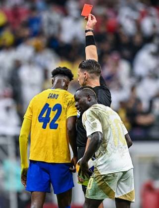AFC CHAMPIONS LEAGUE ELITE, AL GHARAFA SC (QTR) v AL NASSR FC (KSA) Referee Shaun Evans from Australia show the red card to Seydou Sano (L) of Al Gharafa SC during the AFC Champions League elite west football match between Qatar s Al Gharafa SC and Saudi Arabia s Al Nassr FC at Al-Bayt Stadium in Al Khor, Qatar, on November 25, 2024 DOHA Qatar Copyright: xNAUSHADx