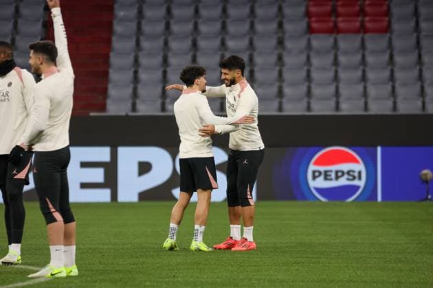 Marco Asensio Paris Saint Germain, PSG, 11 with Vitinha Paris Saint Germain, PSG, 17 , cheers, joy, hug, fun, good mood, Ger, final training, Paris Saint Germain, PSG, football, UEFA Champions League, matchday 5, 2024 2025 season, 25 11 2024, Ger, final training, Paris Saint Germain, PSG, football, UEFA Champions League, matchday 5, 2024 2025 season, 25 11 2024 Muenchen Copyright: xEibner-Pressefoto JennixMaulx EP_JML
