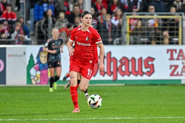 Eileen Campbell SC Freiburg Frauen, 10 GER, SC Freiburg FC Bayern Muenchen, Frauen Fussball, DFB Pokal, Achtelfinale, Saison 2024 2025, 24 11 2024 DFB REGULATIONS PROHIBIT ANY USE OF PHOTOGRAPHS AS IMAGE SEQUENCES AND OR QUASI VIDEO GER, SC Freiburg FC Bayern Muenchen, Frauen Fussball, DFB Pokal, Achtelfinale, Saison 2024 2025, 24 11 2024 Freiburg Copyright: xEibner-Pressefoto ThomasxHessx EP_THS