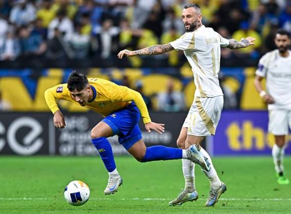 (241126) -- AL KHOR, Nov. 26, 2024 -- Marcelo Brozovic (R) of Al Nassr FC vies with Fabricio Diaz Badaracco of Al Gharafa SC during the AFC Champions League elite football match between Qatar s Al Gharafa SC and Saudi Arabia s Al Nassr FC at Al-Bayt Stadium in Al Khor, Qatar, on Nov. 25, 2024. (Photo by Xinhua) (SP)QATAR-AL KHOR-FOOTBALL-AFC CHAMPIONS LEAGUE-AL GHARAFA SC-AL NASSR FC Nikku 