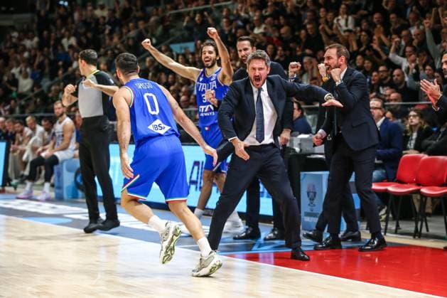 BASKET - Evento - Eurobasket 2025 - Italia vs Islanda Gianmarco Pozzecco exulting after a 3 point shot of Marco Spissu during Eurobasket 2025 - Italia vs Islanda, Events in Reggio Emilia, Italy, November 25 2024 Reggio Emilia Italy  Copyright: xIPAxSport ABACAx