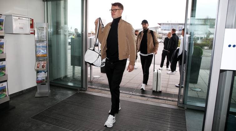 BAU 26 11 2024 Stuttgart Football VfB Stuttgart Departure for Belgrade, f l Alexander Nübel, Fabian Bredlow