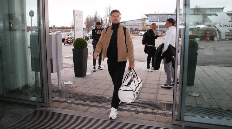 Football, CL, VfB Stuttgart, departure to Belgrade