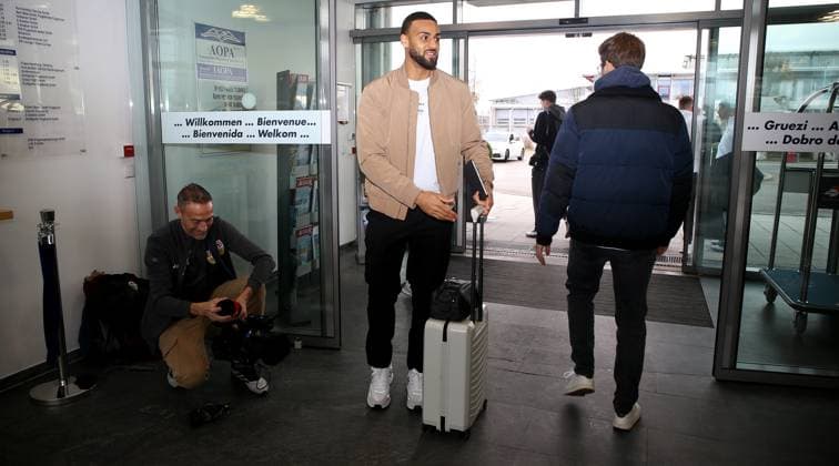 BAU 26 11 2024 Stuttgart Football VfB Stuttgart Departure to Belgrade, Josha Vagnoman Center