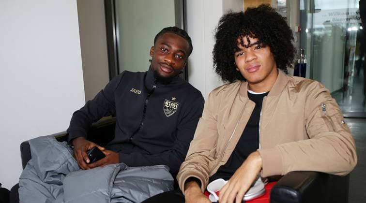 BAU 26 11 2024 Stuttgart Football VfB Stuttgart Departure for Belgrade, f l Benjamin Boakye, Anrie Chase