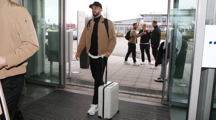 BAU 26 11 2024 Stuttgart Football VfB Stuttgart Departure to Belgrade, Fabian Bredlow, Maximilian Mittelstädt at the back