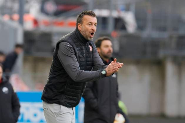 Soccer 3 Liga 15 Matchday , Season 2024 2025, Rot Weiss Essen SV Sandhausen on 23 11 2024 at Stadion an der Hafenstrasse in Essen Christoph Dabrowski Head Coach Rot Weiss Essen DFB regulations prohibit any use of photographs as image sequences and or quasi video