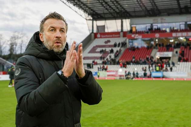 Soccer 3 Liga 15 Matchday , Season 2024 2025, Rot Weiss Essen SV Sandhausen on 23 11 2024 at Stadion an der Hafenstrasse in Essen Christoph Dabrowski Head Coach Rot Weiss Essen DFB regulations prohibit any use of photographs as image sequences and or quasi video