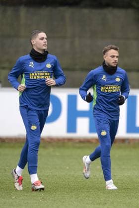 EINDHOVEN - Joey Veerman, PSV s Noa Lang during a training session ahead of tomorrow s Champions League match against Shachtar Donetsk. ANP OLAF CRACK xVIxANPxSportx xxANPxIVx 514325597 originalFilename: 514325597.jpg