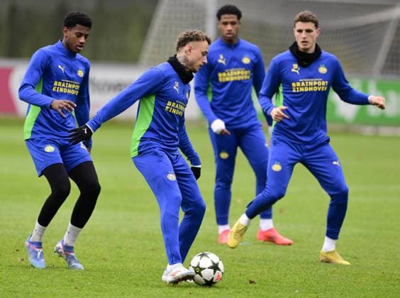 EINDHOVEN - PSV s Noa Lang during a training session ahead of tomorrow s Champions League match against Shachtar Donetsk. ANP OLAF CRACK xVIxANPxSportx xxANPxIVx 514326302 originalFilename: 514326302.jpg