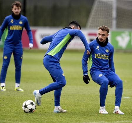 EINDHOVEN - Hirving Lozano, PSV s Noa Lang during a training session ahead of tomorrow s Champions League match against Shachtar Donetsk. ANP OLAF CRACK xVIxANPxSportx xxANPxIVx 514326937 originalFilename: 514326937.jpg