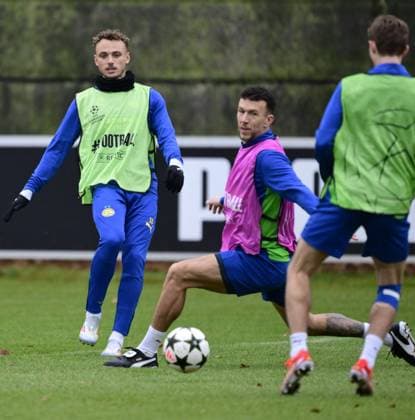 EINDHOVEN - Noa Lang , Ivan Perisic of PSV during a training session ahead of tomorrow s Champions League match against Shachtar Donetsk. ANP OLAF CRACK xVIxANPxSportx xxANPxIVx 514327319 originalFilename: 514327319.jpg
