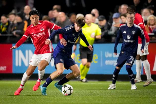 2024-11-26 AZ U19 v Manchester United, ManU U19 - UEFA Youth League 2024 25 WIJDEWORMER, NETHERLANDS - NOVEMBER 26: Jack Fletcher of Manchester United U19 battles for possession with Julian Oerip of AZ U19 during the UEFA Youth League 2024 25 match between AZ U19 and Manchester United U19 at AFAS Trainingscomplex on November 26, 2024 in Wijdewormer, Netherlands. Wijdewormer AFAS Trainingscomplex Netherlands Content not available for redistribution in The Netherlands directly or indirectly through any third parties. Copyright: xEdxvanxdexPolx
