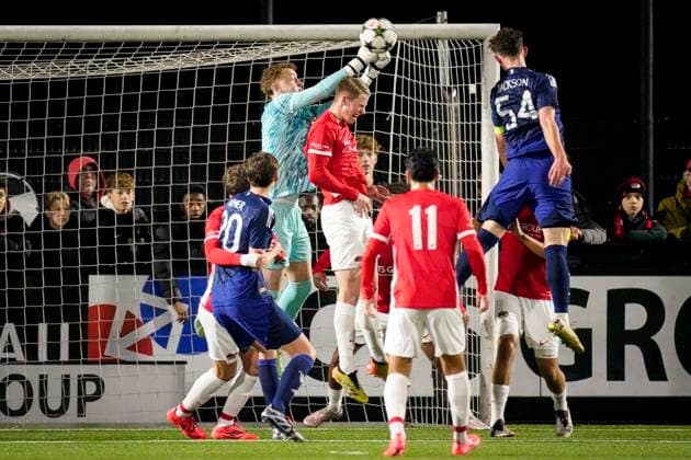 2024-11-26 AZ U19 v Manchester United, ManU U19 - UEFA Youth League 2024 25 WIJDEWORMER, NETHERLANDS - NOVEMBER 26: Goalkeeper Tristan Kuijsten of AZ U19 makes a save during the UEFA Youth League 2024 25 match between AZ U19 and Manchester United U19 at AFAS Trainingscomplex on November 26, 2024 in Wijdewormer, Netherlands. Wijdewormer AFAS Trainingscomplex Netherlands Content not available for redistribution in The Netherlands directly or indirectly through any third parties. Copyright: xEdxvanxdexPolx