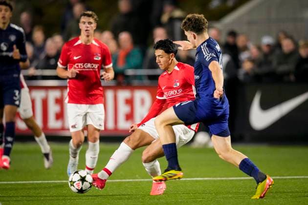 2024-11-26 AZ U19 v Manchester United, ManU U19 - UEFA Youth League 2024 25 WIJDEWORMER, NETHERLANDS - NOVEMBER 26: Julian Oerip of AZ U19 passes the ball during the UEFA Youth League 2024 25 match between AZ U19 and Manchester United U19 at AFAS Trainingscomplex on November 26, 2024 in Wijdewormer, Netherlands. Wijdewormer AFAS Trainingscomplex Netherlands Content not available for redistribution in The Netherlands directly or indirectly through any third parties. Copyright: xEdxvanxdexPolx