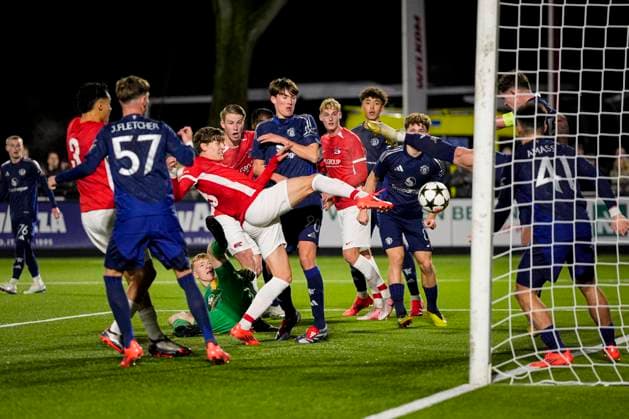 2024-11-26 AZ U19 v Manchester United, ManU U19 - UEFA Youth League 2024 25 WIJDEWORMER, NETHERLANDS - NOVEMBER 26: Yoel van den Ban of AZ U19 scoring his teams first goal during the UEFA Youth League 2024 25 match between AZ U19 and Manchester United U19 at AFAS Trainingscomplex on November 26, 2024 in Wijdewormer, Netherlands. Wijdewormer AFAS Trainingscomplex Netherlands Content not available for redistribution in The Netherlands directly or indirectly through any third parties. Copyright: xEdxvanxdexPolx