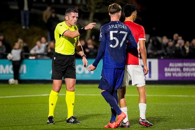 2024-11-26 AZ U19 v Manchester United, ManU U19 - UEFA Youth League 2024 25 WIJDEWORMER, NETHERLANDS - NOVEMBER 26: Referee Mihaly Kapraly is in discussion with Jack Fletcher of Manchester United U19 and Rayan Atikallah of AZ U19 during the UEFA Youth League 2024 25 match between AZ U19 and Manchester United U19 at AFAS Trainingscomplex on November 26, 2024 in Wijdewormer, Netherlands. Wijdewormer AFAS Trainingscomplex Netherlands Content not available for redistribution in The Netherlands directly or indirectly through any third parties. Copyright: xEdxvanxdexPolx