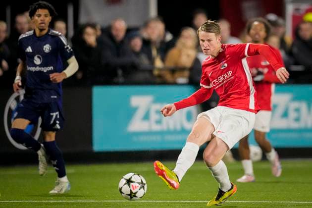 2024-11-26 AZ U19 v Manchester United, ManU U19 - UEFA Youth League 2024 25 WIJDEWORMER, NETHERLANDS - NOVEMBER 26: Kasper Boogaard of AZ U19 passes the ball during the UEFA Youth League 2024 25 match between AZ U19 and Manchester United U19 at AFAS Trainingscomplex on November 26, 2024 in Wijdewormer, Netherlands. Wijdewormer AFAS Trainingscomplex Netherlands Content not available for redistribution in The Netherlands directly or indirectly through any third parties. Copyright: xEdxvanxdexPolx