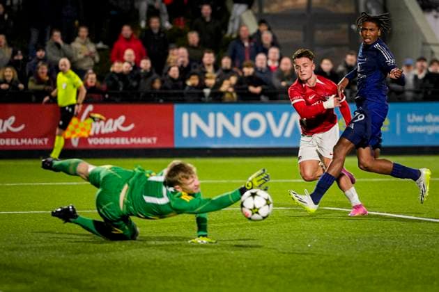 2024-11-26 AZ U19 v Manchester United, ManU U19 - UEFA Youth League 2024 25 WIJDEWORMER, NETHERLANDS - NOVEMBER 26: Goalkeeper William Murdock of Manchester United U19 makes a save during the UEFA Youth League 2024 25 match between AZ U19 and Manchester United U19 at AFAS Trainingscomplex on November 26, 2024 in Wijdewormer, Netherlands. Wijdewormer AFAS Trainingscomplex Netherlands Content not available for redistribution in The Netherlands directly or indirectly through any third parties. Copyright: xEdxvanxdexPolx