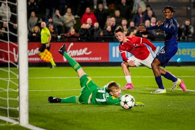 2024-11-26 AZ U19 v Manchester United, ManU U19 - UEFA Youth League 2024 25 WIJDEWORMER, NETHERLANDS - NOVEMBER 26: Goalkeeper William Murdock of Manchester United U19 makes a save during the UEFA Youth League 2024 25 match between AZ U19 and Manchester United U19 at AFAS Trainingscomplex on November 26, 2024 in Wijdewormer, Netherlands. Wijdewormer AFAS Trainingscomplex Netherlands Content not available for redistribution in The Netherlands directly or indirectly through any third parties. Copyright: xEdxvanxdexPolx