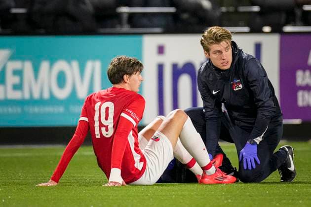 2024-11-26 AZ U19 v Manchester United, ManU U19 - UEFA Youth League 2024 25 WIJDEWORMER, NETHERLANDS - NOVEMBER 26: Yoel van den Ban of AZ U19 lies on the ground with an injury during the UEFA Youth League 2024 25 match between AZ U19 and Manchester United U19 at AFAS Trainingscomplex on November 26, 2024 in Wijdewormer, Netherlands. Wijdewormer AFAS Trainingscomplex Netherlands Content not available for redistribution in The Netherlands directly or indirectly through any third parties. Copyright: xEdxvanxdexPolx
