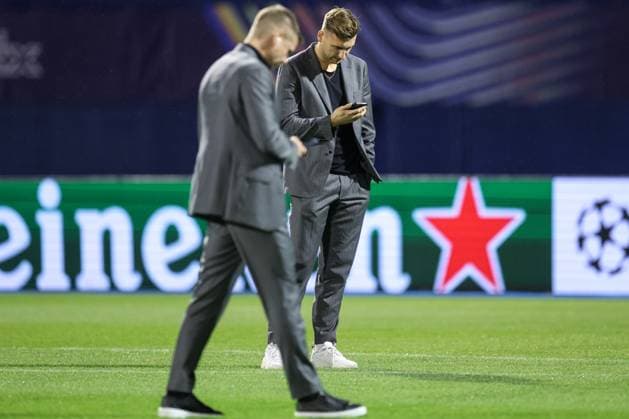 UEFA Chapmions League: Borussia Dortmund press Marcel Lotka of Borussia Dortmund inspects the pitch at Maksimir Stadium in Zagreb, Croatia, on November 26, 2024.  IgorxKralj PIXSELL