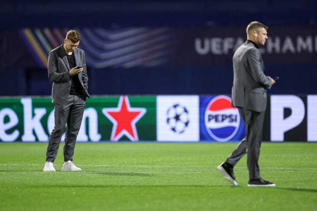 UEFA Chapmions League: Borussia Dortmund press Marcel Lotka of Borussia Dortmund inspects the pitch at Maksimir Stadium in Zagreb, Croatia, on November 26, 2024.  IgorxKralj PIXSELL