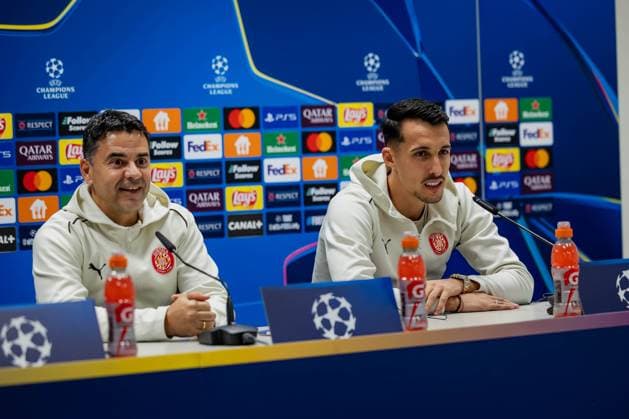 SOCCER - UEFA CL, Sturm vs Girona KLAGENFURT,AUSTRIA,26.NOV.24 - SOCCER - UEFA Champions League, SK Sturm Graz vs Girona FC, preview, press conference, PK, Pressekonferenz Girona. Image shows head coach Miguel Sanchez and Bojan Miovski (Girona).  GEPAxpictures xMatthiasxTrinkl