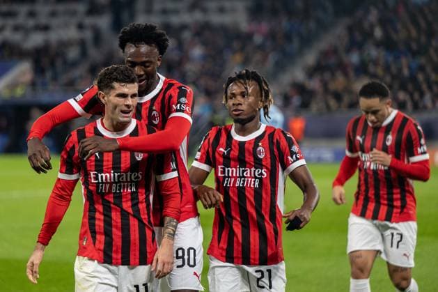 Sport Bilder des Tages AC Milan players a goal celebrate during UEFA Champions league match, SK Slovan Bratislava - AC Milan , 26. november 2024, Tehelne pole Stadium, Bratislava, Slovakia Copyright: xMICHALxFAJT,ZOSPORTU.SKx DSC_6771