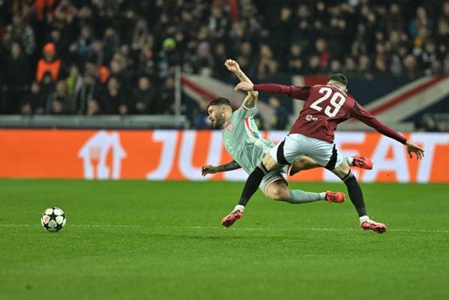 Ermal Krasniqi of Sparta, right, in action during the football Champions League 5th round match Sparta Praha vs Atletico Madrid in Prague, Czech Republic, November 26, 2024. (CTKxPhoto MichaelaxRihova) CTKPhotoP2024112606870  CTKPhotoP2024112606870