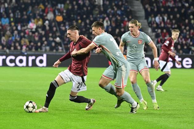 (L-R) Ermal Krasniqi of Sparta and Clement Lenglet of Atletico in action during the football Champions League 5th round match Sparta Praha vs Atletico Madrid in Prague, Czech Republic, November 26, 2024. (CTKxPhoto RomanxVondrous) CTKPhotoP2024112606909  CTKPhotoP2024112606909