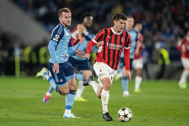Lukas Pauschek and Christian Pulisic during UEFA Champions league match, SK Slovan Bratislava - AC Milan , 26. november 2024, Tehelne pole Stadium, Bratislava, Slovakia Copyright: xMICHALxFAJT,ZOSPORTU.SKx FAJ_4980