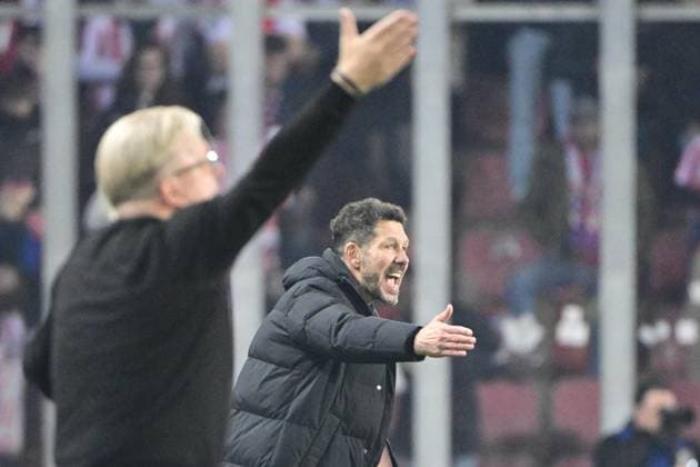 Coach of Atletico Diego Simeone, right, reacts during the football Champions League 5th round match Sparta Praha vs Atletico Madrid in Prague, Czech Republic, November 26, 2024. (CTKxPhoto RomanxVondrous) CTKPhotoP2024112607050  CTKPhotoP2024112607050