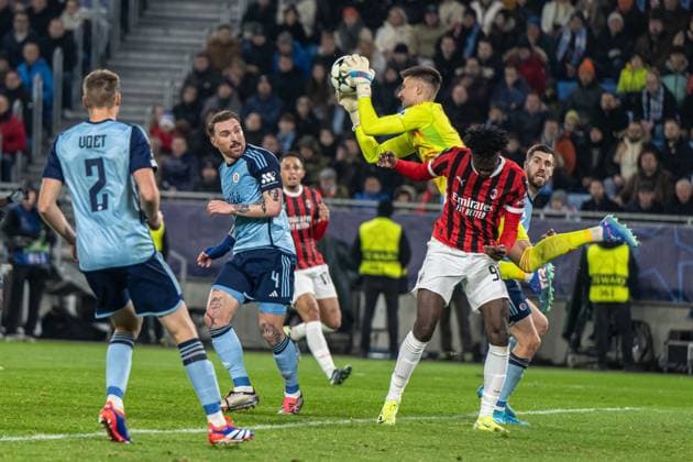 Dominik Takac catches the ball during UEFA Champions league match, SK Slovan Bratislava - AC Milan , 26. november 2024, Tehelne pole Stadium, Bratislava, Slovakia Copyright: xMICHALxFAJT,ZOSPORTU.SKx DSC_6825