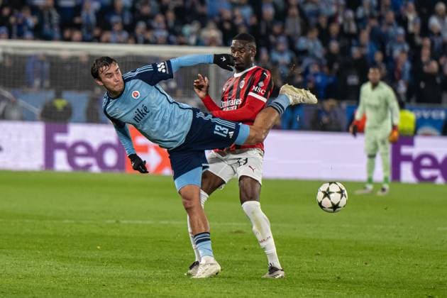 David Strelec in the battle with Fikayo Tomori during UEFA Champions league match, SK Slovan Bratislava - AC Milan , 26. november 2024, Tehelne pole Stadium, Bratislava, Slovakia Copyright: xMICHALxFAJT,ZOSPORTU.SKx DSC_6843