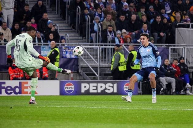 BRATYSLAWA 26.11.2024 LIGA MISTRZOW FAZA GRUPOWA SEZON 2024 2025 SLOVAN BRATYSLAWA - AC MILAN, BRATISLAVA CHAMPIONS LEAGUE LEAGUE PHASE SEASON 24 25 MATCH: SLOVAN BRATISLAVA - AC MILAN NZ MIKE MAIGNAN DAVID STRELEC FOT. JACEK STANISLAWEK 400mm.pl NEWSPIX.PL --- newspix.pl 
