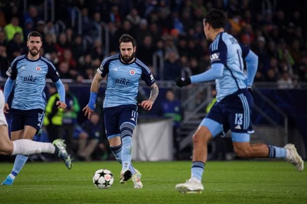 BRATYSLAWA 26.11.2024 LIGA MISTRZOW FAZA GRUPOWA SEZON 2024 2025 SLOVAN BRATYSLAWA - AC MILAN, BRATISLAVA CHAMPIONS LEAGUE LEAGUE PHASE SEASON 24 25 MATCH: SLOVAN BRATISLAVA - AC MILAN NZ TIGRAN BARSEGHYAN DAVID STRELEC DAVID STRELEC FOT. JACEK STANISLAWEK 400mm.pl NEWSPIX.PL --- newspix.pl 
