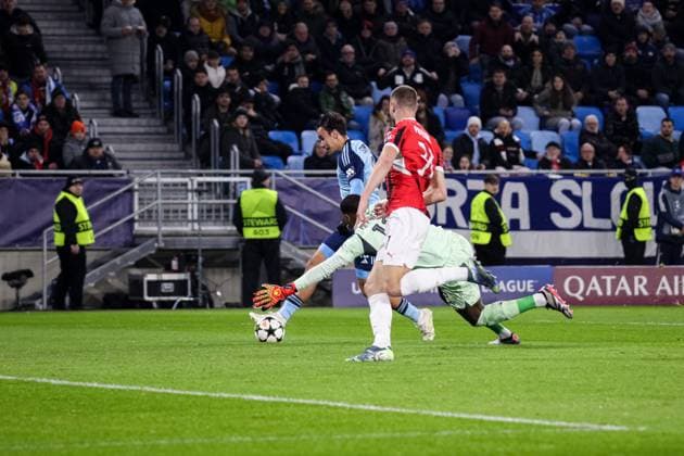 BRATYSLAWA 26.11.2024 LIGA MISTRZOW FAZA GRUPOWA SEZON 2024 2025 SLOVAN BRATYSLAWA - AC MILAN, BRATISLAVA CHAMPIONS LEAGUE LEAGUE PHASE SEASON 24 25 MATCH: SLOVAN BRATISLAVA - AC MILAN NZ DAVID STRELEC MIKE MAIGNAN FOT. JACEK STANISLAWEK 400mm.pl NEWSPIX.PL --- newspix.pl 