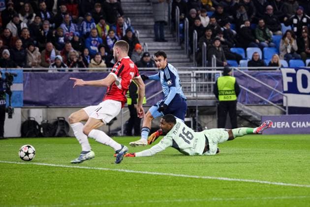 BRATYSLAWA 26.11.2024 LIGA MISTRZOW FAZA GRUPOWA SEZON 2024 2025 SLOVAN BRATYSLAWA - AC MILAN, BRATISLAVA CHAMPIONS LEAGUE LEAGUE PHASE SEASON 24 25 MATCH: SLOVAN BRATISLAVA - AC MILAN NZ MIKE MAIGNAN DAVID STRELEC FOT. JACEK STANISLAWEK 400mm.pl NEWSPIX.PL --- newspix.pl 