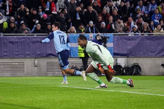 BRATYSLAWA 26.11.2024 LIGA MISTRZOW FAZA GRUPOWA SEZON 2024 2025 SLOVAN BRATYSLAWA - AC MILAN, BRATISLAVA CHAMPIONS LEAGUE LEAGUE PHASE SEASON 24 25 MATCH: SLOVAN BRATISLAVA - AC MILAN NZ DAVID STRELEC MIKE MAIGNAN FOT. JACEK STANISLAWEK 400mm.pl NEWSPIX.PL --- newspix.pl 