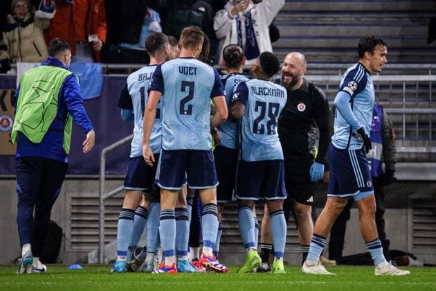 BRATYSLAWA 26.11.2024 LIGA MISTRZOW FAZA GRUPOWA SEZON 2024 2025 SLOVAN BRATYSLAWA - AC MILAN, BRATISLAVA CHAMPIONS LEAGUE LEAGUE PHASE SEASON 24 25 MATCH: SLOVAN BRATISLAVA - AC MILAN NZ RADOSC PO GOLU CELEBRATION AFTER GOAL CESAR BLACKMAN SIEMEN VOET KENAN BAJRIC FOT. JACEK STANISLAWEK 400mm.pl NEWSPIX.PL --- newspix.pl 