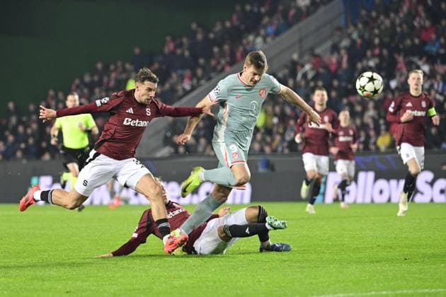 (L-R) Matej Rynes and Mathias Ross Jensen of Sparta and Memphis Depay of Atletico in action during the football Champions League 5th round match Sparta Praha vs Atletico Madrid in Prague, Czech Republic, November 26, 2024. (CTKxPhoto RomanxVondrous) CTKPhotoP2024112607285  CTKPhotoP2024112607285