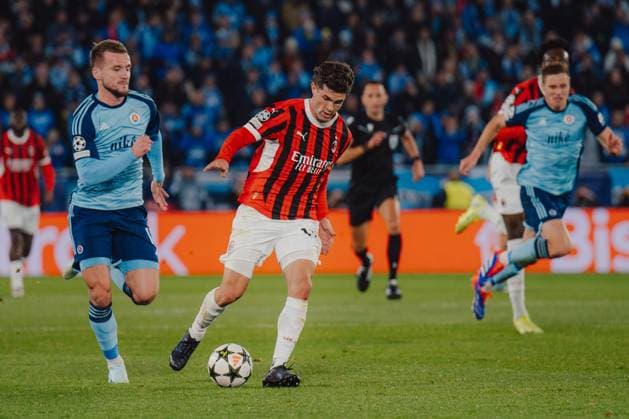 SOCCER - UEFA CL, Slovan vs Milan BRATISLAVA,SLOVAKIA,26.NOV.24 - SOCCER - UEFA Champions League, Slovan Bratislava vs AC Milan. Image shows Guram Kashia (Slovan) and Christian Pulisic (Milan).  GEPAxpictures xAlexanderxSolc